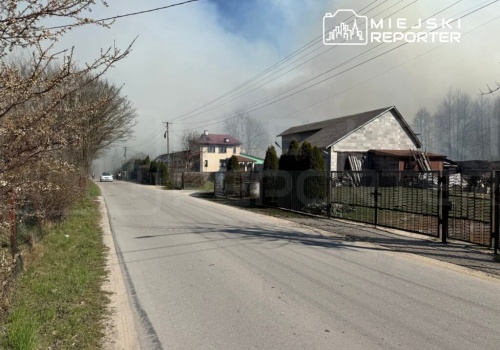 Duży pożar lasu i nieużytków. W akcji 15 zastępów straży pożarnej i samoloty gaśnicze