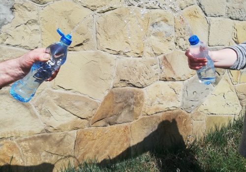 Za polewanie przechodniów wodą może grozić mandat!