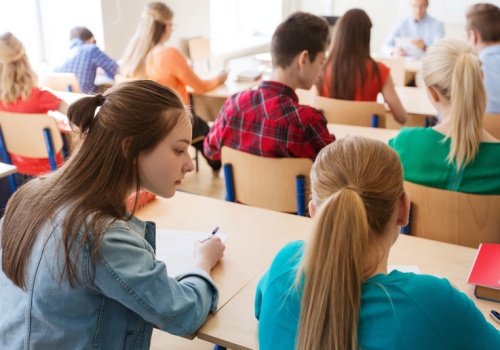 Opiekunowie medyczni nie wejdą do szkół.  Ministerstwo zdrowia zmienia zasady