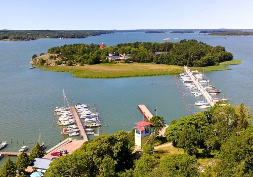 Wyspa na północy przyciąga tłumy. Idealne miejsce dla rodzin z dziećmi. Wystarczy krótki lot