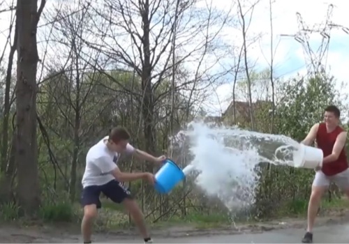 Stara tradycja oblewania wodą wraca? Zapomniany sens śmigusa-dyngusa