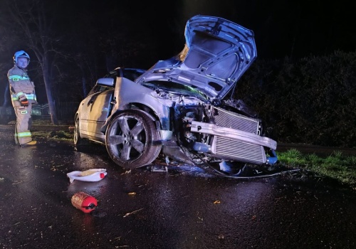 Nocny wypadek w Niedrzwicy Kościelnej. Samochód rozbił się o słup, w środku pięć młodych osób