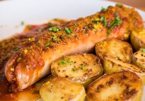 Na drugi dzień świąt piekę białe kiełbaski w tym sosie. Wyglądają jak podłużne pisanki