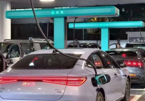 BYD obiecuje 500 km po 5 minutach ładowania. BMW tłumaczy, dlaczego nie idzie tą samą drogą