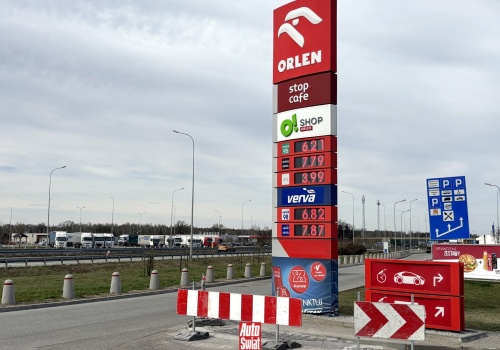 Stacje autostradowe zawsze były najdroższe. Kierowcy korzystają na nowych przepisach