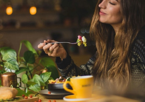 Zabiorą ci smartfon w restauracji - a ty jeszcze za to dopłacisz. Oto nowy trend