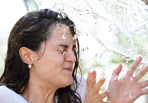 Polewanie zimną wodą wpływa na organizm. Te osoby muszą uważać w śmigusa-dyngusa