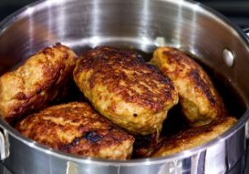 Dolewam do mięsnej masy. Kotlety pożarskie wychodzą delikatniejsze i bardziej soczyste