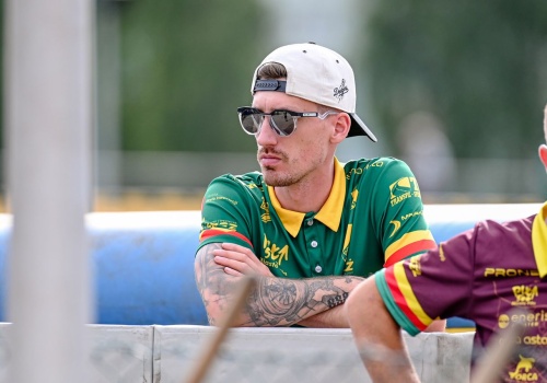 Żużel. Miał dwie propozycje, ale musiał z ich zrezygnować. 