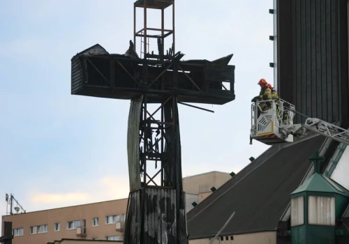 Historyczny krzyż stanął w ogniu. Radna wywołała skandal