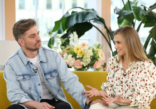 Delikatny print i bufiaste rękawy. Taka koszula to must-have na wiosnę 2026