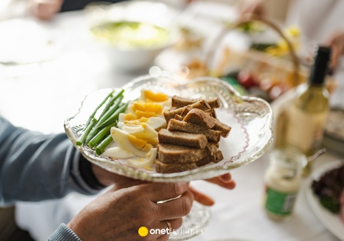 Wielkanoc bez marnowania jedzenia. Coraz więcej osób korzysta z jadłodzielni w całej Polsce