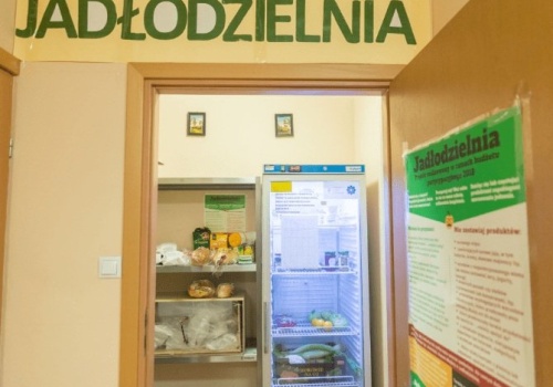 Nie wyrzucaj jedzenia po świętach. Podziel się z potrzebującymi w warszawskich jadłodzielniach