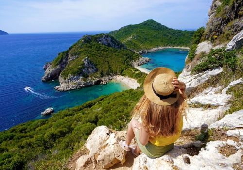 Przywitaj lato na greckiej wyspie 🌊🏖️ Wycieczka na Korfu za 989 PLN 🔱☀️