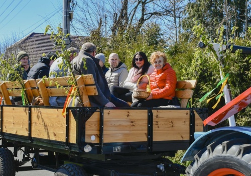 Wielkanocna procesja konna w Zawadzie Książęcej przeszła polami trójwsi
