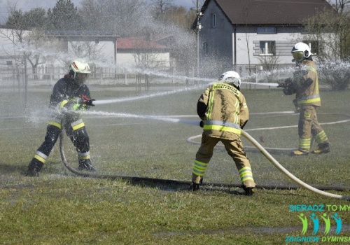 Tradycja śmigusa-dyngusa w Sieradzu. Strażacy z Krakowskiego Przedmieścia w akcji