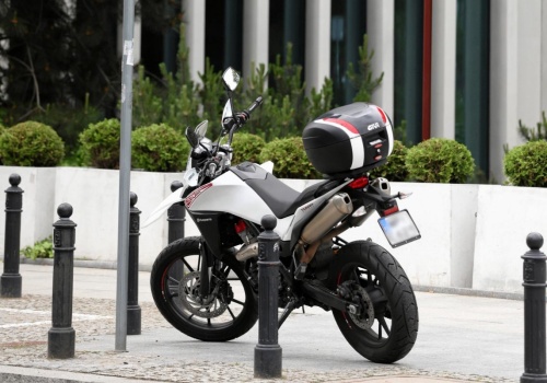 Motocykl zamiast auta? Trend w Polsce nabiera tempa. To nie tylko sposób na korki