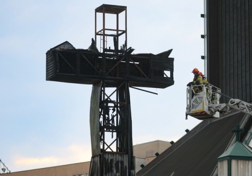 W Warszawie spłonął krzyż, a była radna KO… cieszy się