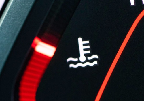 Kontrolka temperatury zapaliła się w trasie. Ten błąd niszczy silnik w minutę