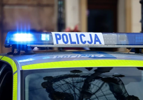 Wjechał Porsche w stację benzynową i zaczął uciekać. Akcja służb