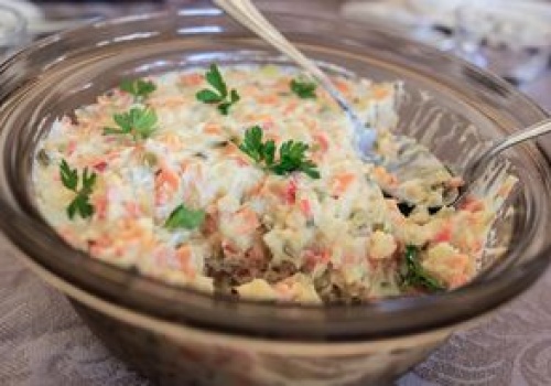 Czy można mrozić sałatkę jarzynową? Nie każdy zdaje sobie z tego sprawę