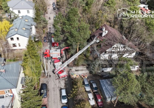 Poranna burza w Warszawie i setki interwencji straży pożarnej. Powalone drzewa, zerwane linie i dachy