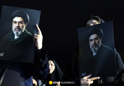 Kto naprawdę rządzi Iranem? Stan zdrowia Chameneia pogłębia niepewność