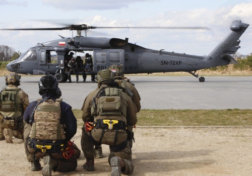 Kontrterroryści w centrum Warszawy. W akcji wykorzystano Black Hawk