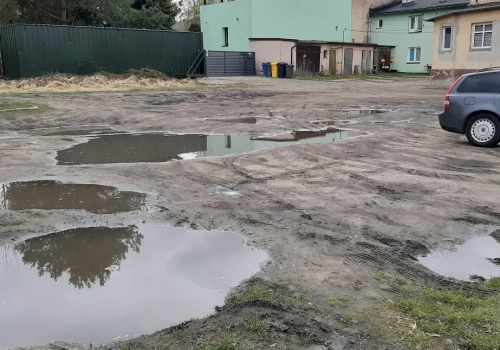 Dziki parking, dziury i kałuże. Mieszkańcy mają dość
