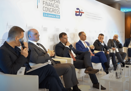 KNF kontra UOKiK: jak daleko Nadzór posunie się, by zablokować sankcję kredytu darmowego i uchronić banki przed falą pozwów?