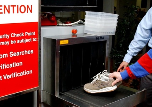 Senator Tammy Duckworth chce przywrócenia na lotniskach zdejmowania butów do kontroli