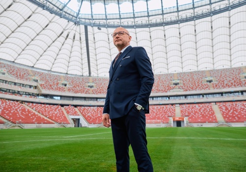 Od blisko 40 lat ubiera Polaków w garnitury. Teraz ostrzega: „Część produkcji będziemy musieli przenieść z Polski, bo nie ma kto pracować w szwalniach”