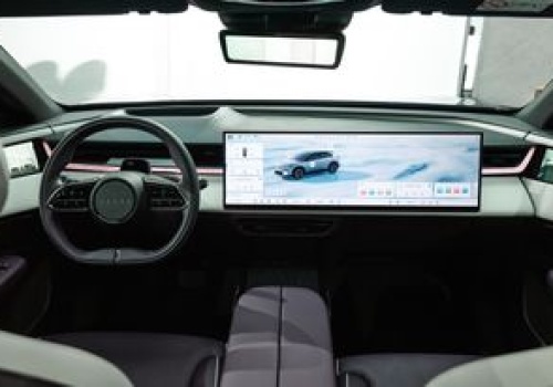 Mazda stroniła od ekranów. Teraz ich broni