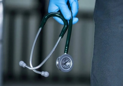 Groźna choroba u nauczycielki. Wiele dzieci trafi do szpitala