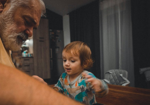 Mężczyźni polskiego show-biznesu coraz później zostają ojcami. Rekordzista ma 77 lat