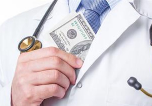 Lekarze byli przekupywani za wymuszanie szczepień przeciwko COVID