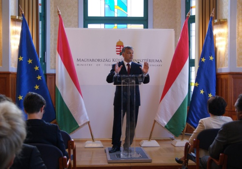 Prawicowy marsz przez instytucje. Jak Orban chciał tworzyć alternatywę dla liberalizmu