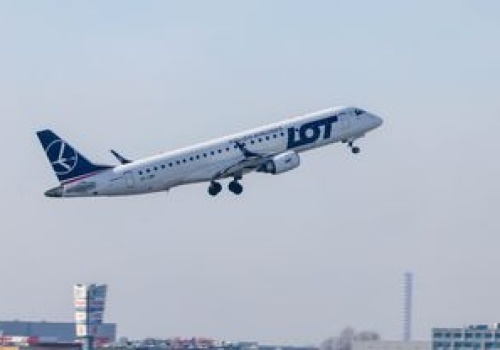 W samolot LOT-u trafił piorun. Maszyna wróciła na lotnisko