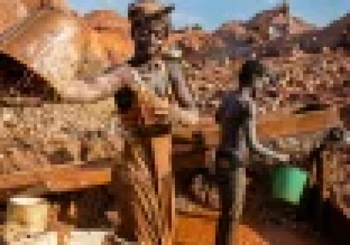 Tu kobiety kopią złoto z niemowlętami przy biodrze