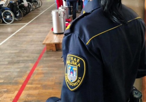 Częstochowska Straż Miejska zabezpieczała śniadanie wielkanocne, a także rozwoziła paczki dla osób potrzebujących