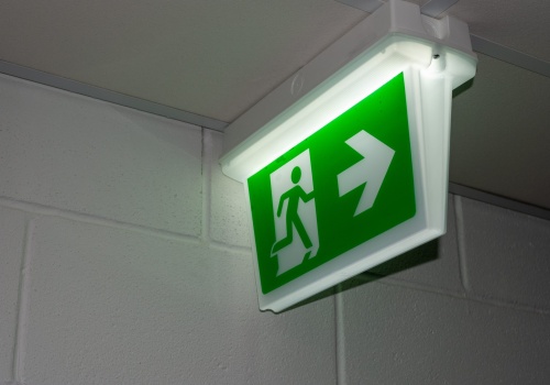Jak ocenić producenta oświetlenia awaryjnego? Kluczowe kryteria wyboru