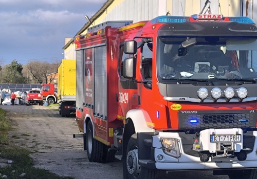 Wiatr uszkodził ścianę hali w Tarnowie. Na miejscu strażacy