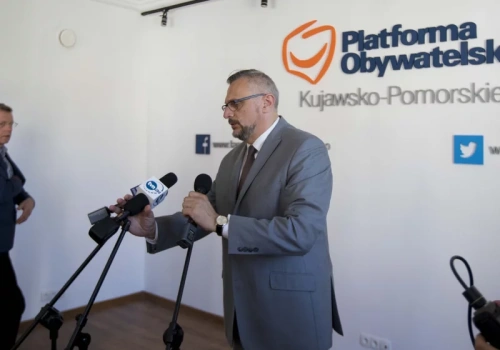 Leczył syna bez kolejki? Senator KO odpowiada na zarzuty