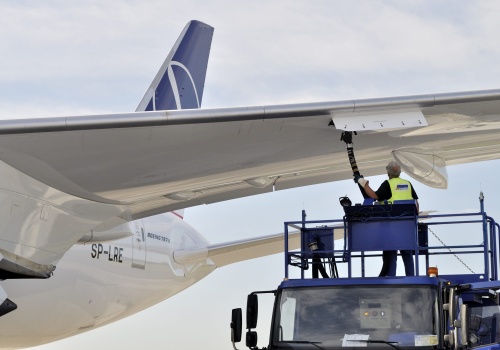 Polska ma zapas paliwa lotniczego na miesiąc. LOT reaguje na kryzys – zmniejsza liczbę rotacji w kwietniu