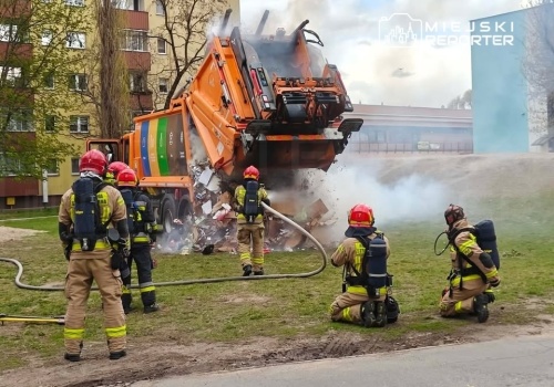 Pożar śmieci w śmieciarce na Woli. Ulica była zablokowana