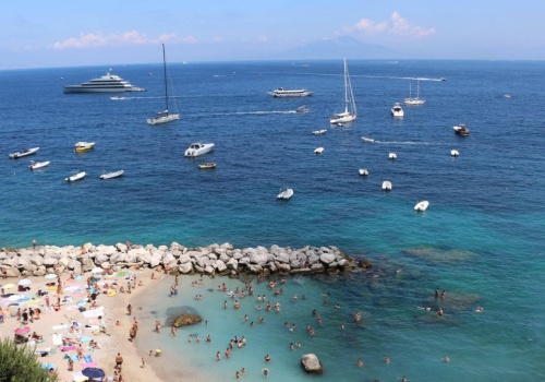 Władze włoskiej wyspy walczą z nagabywaniem turystów. Kary są surowe