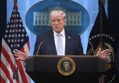 Trump zgadza się na dwutygodniowe zawieszenie broni w Iranie, rezygnując z stwierdzenia, że 