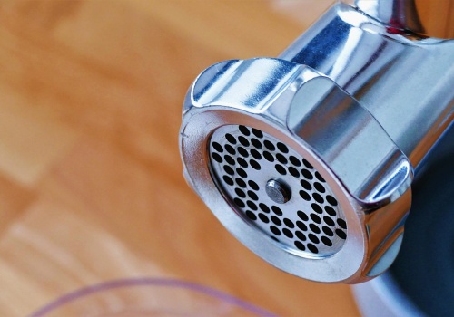 Włodawa: dramatyczne zdarzenie z udziałem dziecka. 4,5-latek włożył rękę do maszynki do mielenia