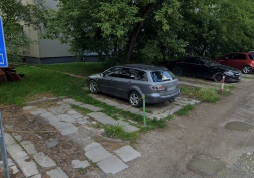 Wola. 99-latka potrzebuje podwózek spod klatki. A tam parking tylko dla członków stowarzyszenia