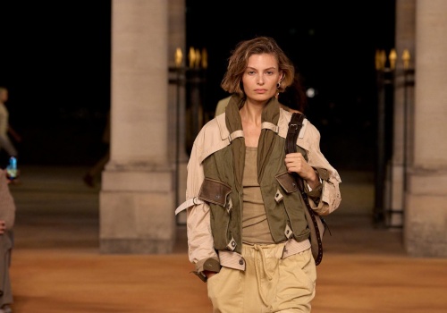 Khaki to nowa czerń. Tak się nosi safari chic w sezonie wiosna-lato 2026